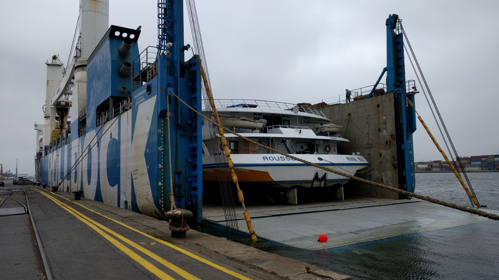 Discharging river cruise vessel EX Semi submersible vessel MV ROLLDOCK SEA